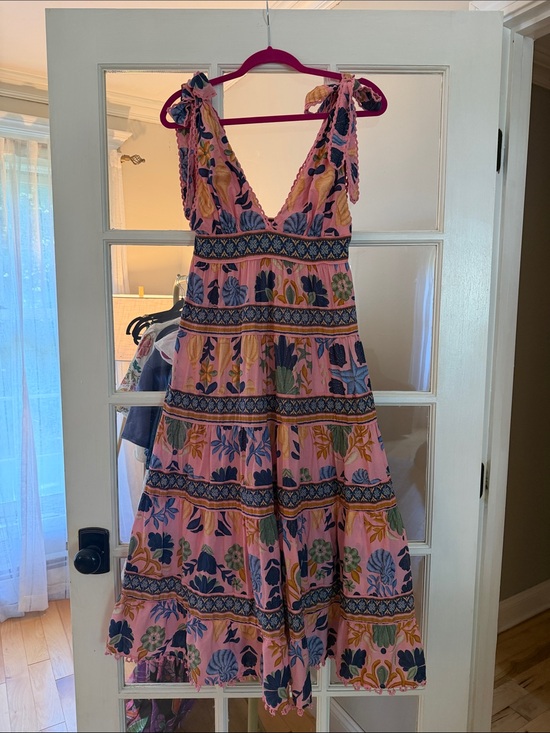 FARM Rio Dresses & Skirts - FARM Rio Seashell Tapestry Midi Dress
Size: S